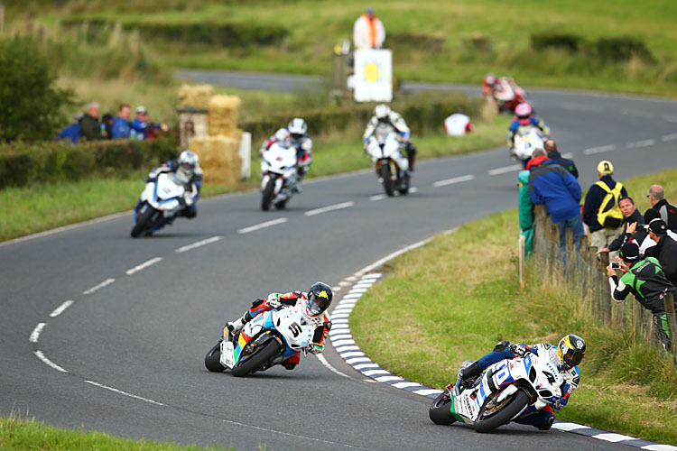 Martin vor Anstey, Harrison sowie William und Michael Dunlop