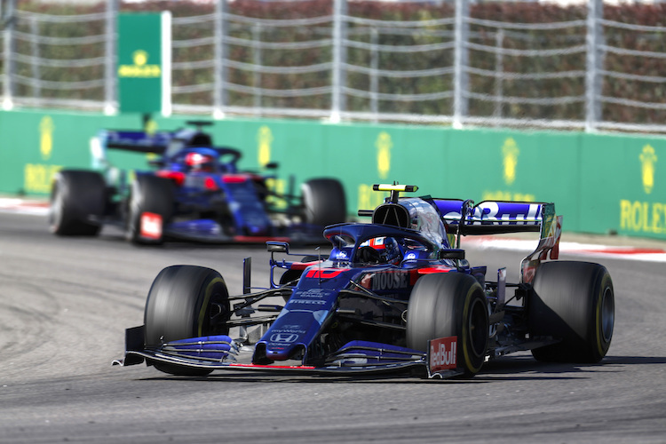 Pierre Gasly vor Daniil Kvyat in Sotschi