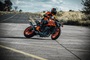 KTM 990 Duke: Unspektakuläre Evolution, spektakulär in Szene gesetzt