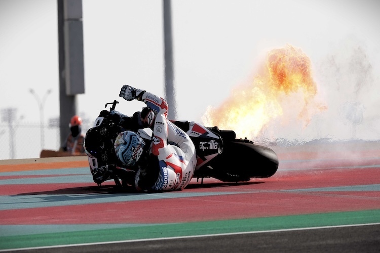 Showeinlage von Aprilia. Die RS-GP von Raul Fernandez speit nach einem Trainings-Crash Flammen in die Wüste
