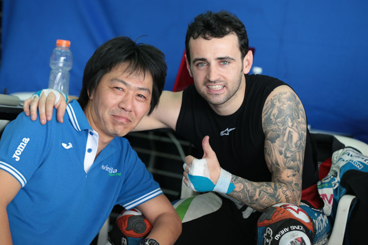 Kawasaki-Techniker Akikoto Ishida mit Héctor Barbera