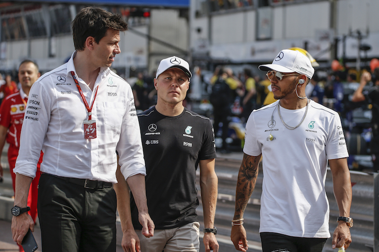 Toto Wolff mit Valtteri Bottas und Lewis Hamilton