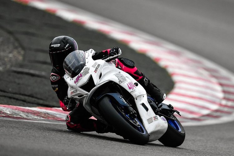 Emily Bondi beim Wintertest mit der Yamaha R7