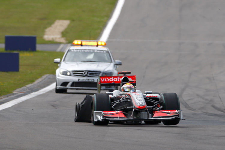 Lewis Hamilton wird vom Safetycar verfolgt
