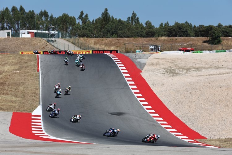 Portimao im August; Das Gras verbrannt, auf der Strecke sengende Hitze