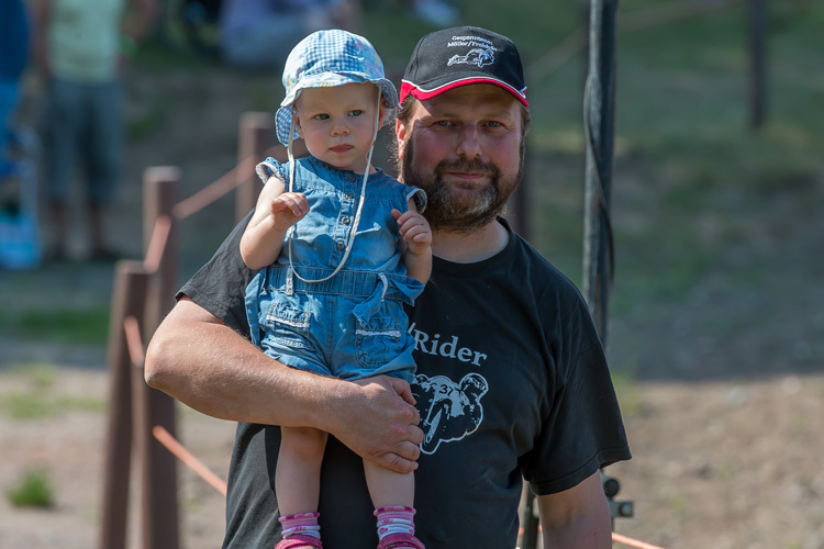 Oliver Möller (hier mit Tochter Nele in Scheeßel) sucht für Roden eine Beifahrerin