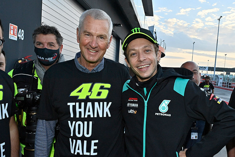 Valentino Rossi mit einem unbekannten Fan (links im Bild)