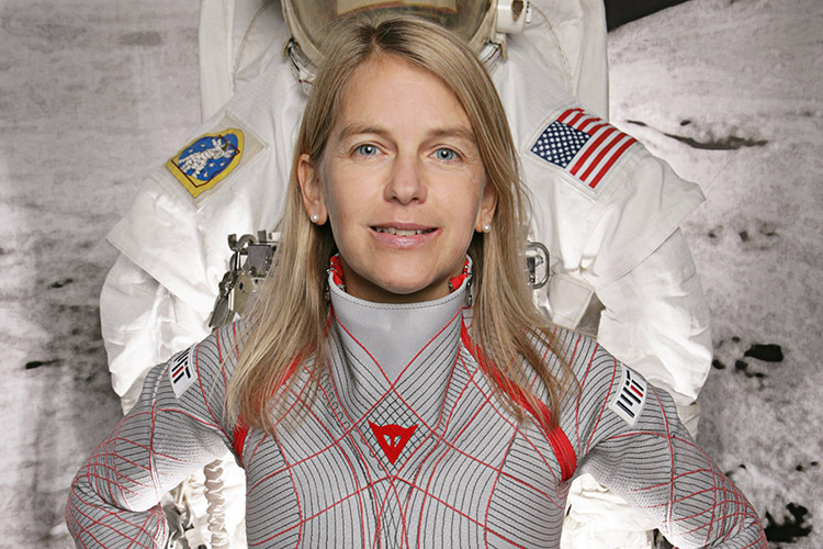 Dava Newman, Vizedirektorin der NASA, im BioSuit 