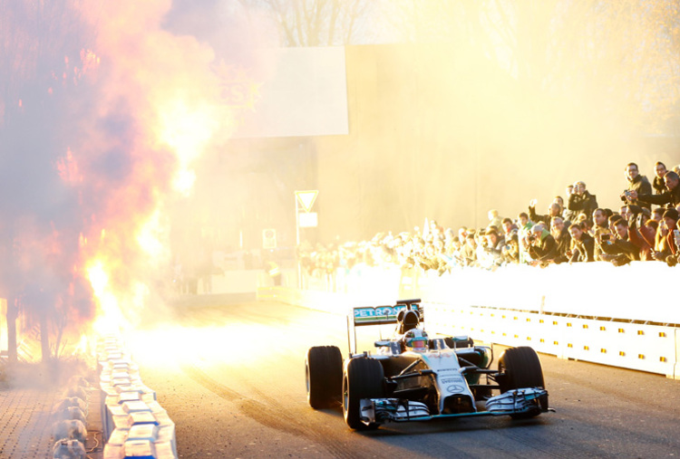 Viel Schall und Rauch: Formel-1-Weltmeister Lewis Hamilton