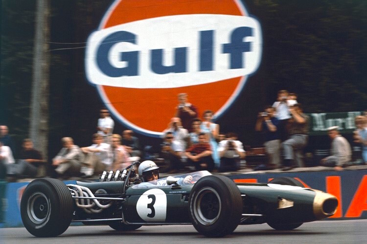 Jack Brabham im Formel-1-Renner seines Namens