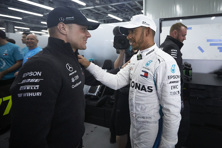 Sieger Lewis Hamilton tröstet in Baku den glücklosen Valtteri Bottas