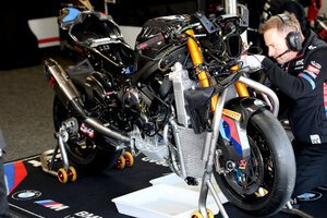 Einige Gegner bezweifelten, dass der BMW-Rahmen der Homologation entspricht – doch dem ist so)