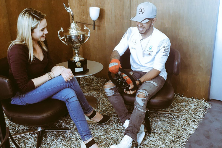 Lewis Hamilton mit Siegerpokal, Lenkrad und Originalhandschuhen seines Idols Ayrton Senna