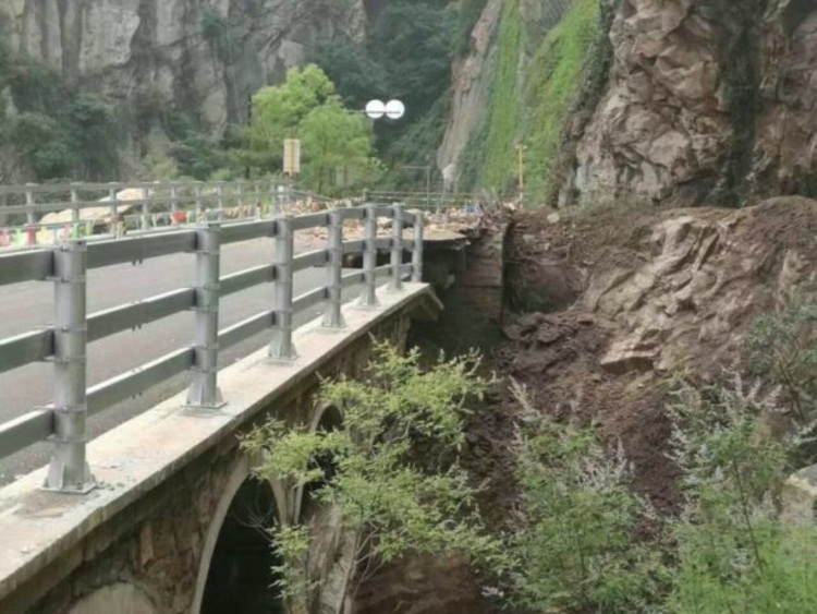 Zerstörter Streckenteil einer China-Prüfung