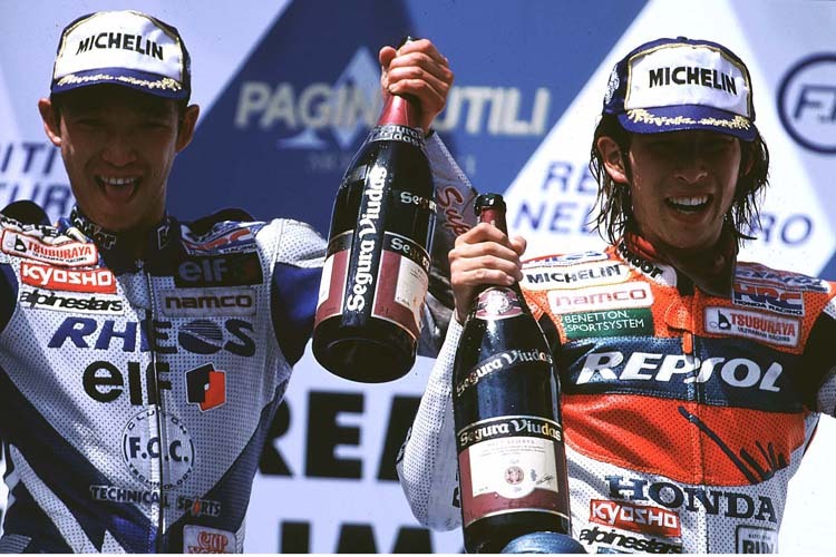 500-ccm-GP Imola 1997: Hinter Mick Doohan fahren Nobuatsu (li.) und Takuma Aoki auf das Podest