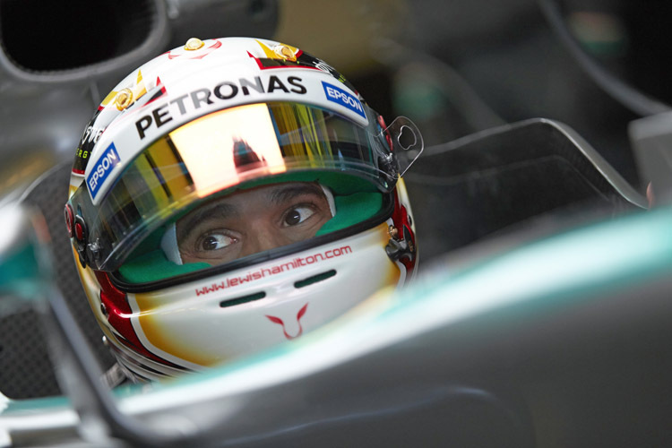 Formel-1-Champion Lewis Hamilton darf in Barcelona als Erster den Silberpfeil ausfahren