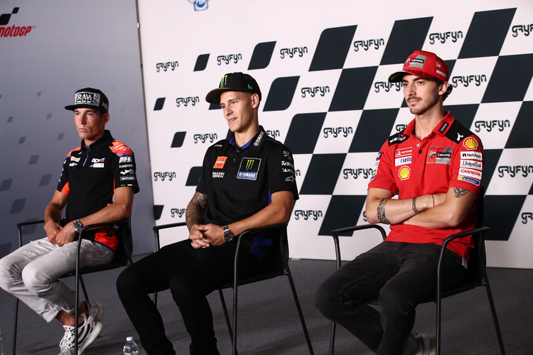 Pecco Bagnaia war am Donnerstag mit Fabio Quartararo und Aleix Espargaró in der Pressekonferenz