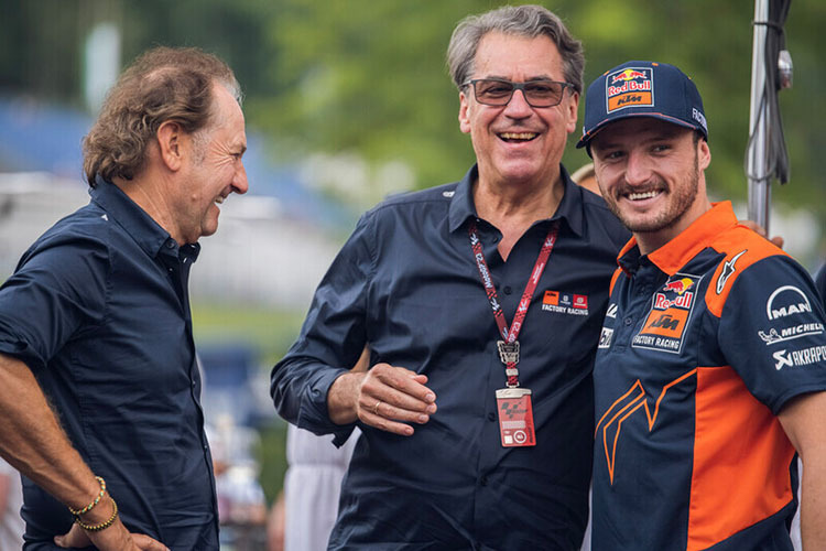 Jack Miller mit KTM-Vorstand Hubert Trunkenpolz und Firmenchef Stefan Pierer (Mitte) 