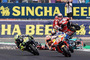 Ausgangs der 1. Kurve: Márquez, Rins und Rossi stürmen davon, Dovi springt über das Bike von Quartararo