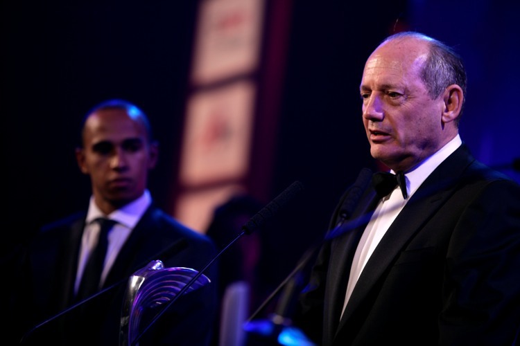 Ron Dennis mit Ziehsohn Lewis Hamilton (li.)