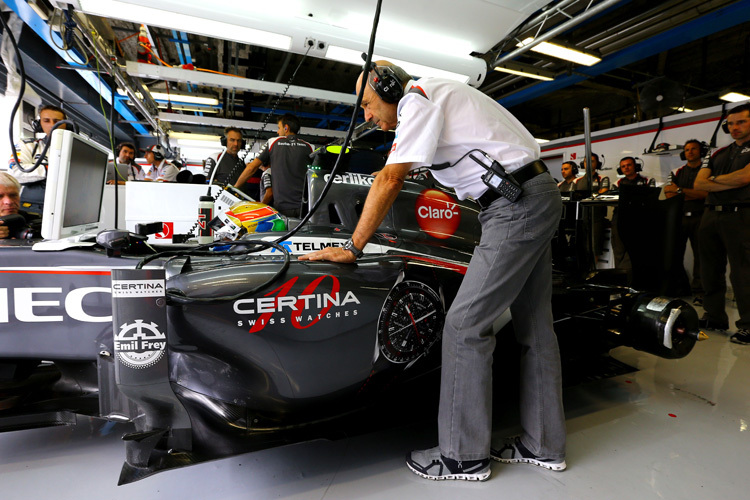 Peter Sauber am Wagen von Esteban Gutiérrez