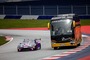 Tim Heinemann überholt im Toksport WRT Porsche 911 GT3 R den Reisebus