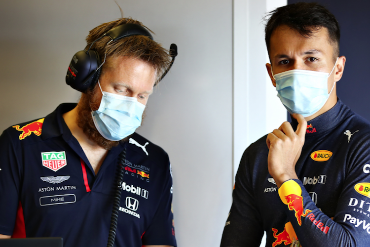 Alex Albon (rechts) beim Filmtag von Red Bull Racing in Silverstone