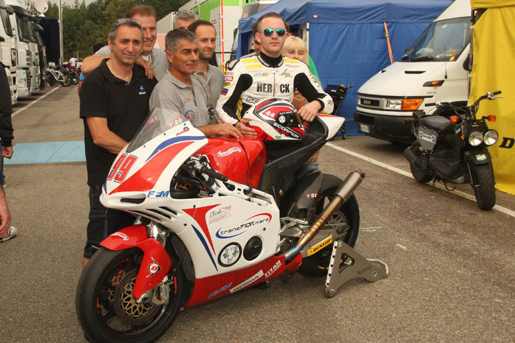 Fahrer Lucas Mahias, im Bild rechts neben Boudinot
