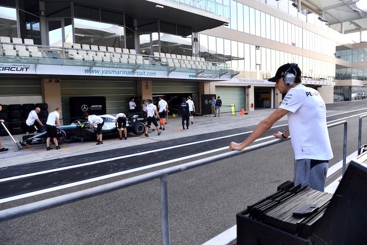 Esteban Ocon beobachtet das Testgeschehen