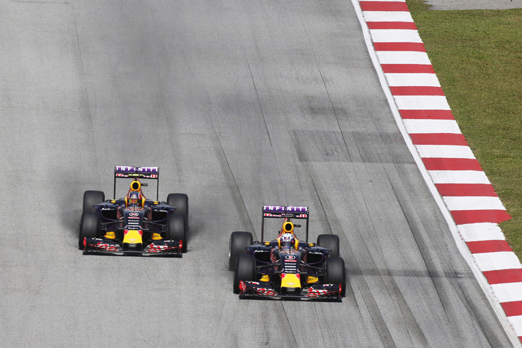 Ricciardo und Kvyat in Sepang mit rauchenden Reifen