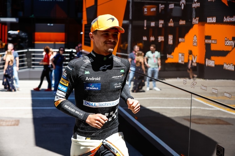 Lando Norris, im Hintergrund das McLaren-Motorhome