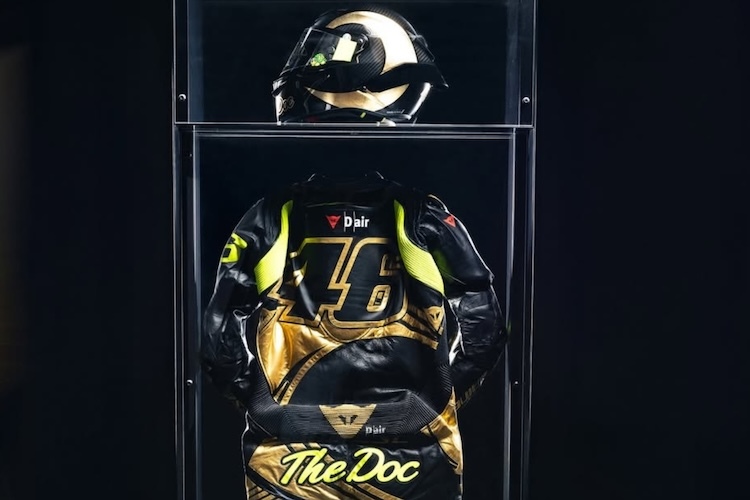 Das Rossi-Outfit kommt mit einer speziellen Vitrinie