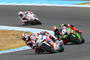 Jonathan Rea im Zweikampf mit Tom Sykes, im Hintergrund nähert sich Leon Haslam