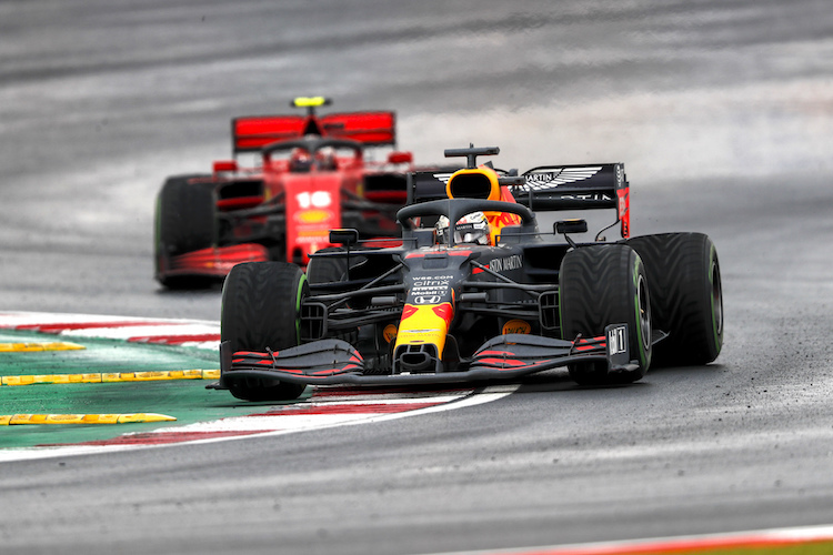 Max Verstappen vor Charles Leclerc