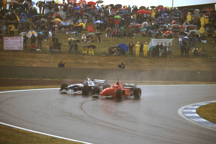 Michael Schumacher überholt im Spanien-GP 1996 den Williams-Fahrer Jacques Villeneuve