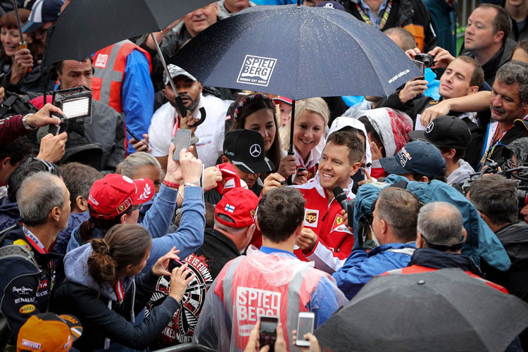 Publikumsmagnet: Ferrari-Star Sebastian Vettel verteilte viele Autogramme