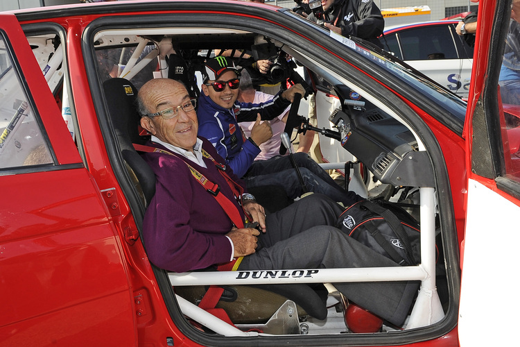 Im BMW in Alcaniz: Jorge Lorenzo am Steuer, daneben Carmelo Ezpeleta