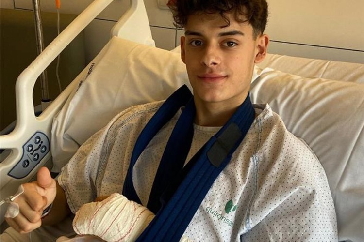 Patient in Barcelona. Der 18-Jährige David Almansa nach erfolgreicher Handoperation durch Dr. Mir