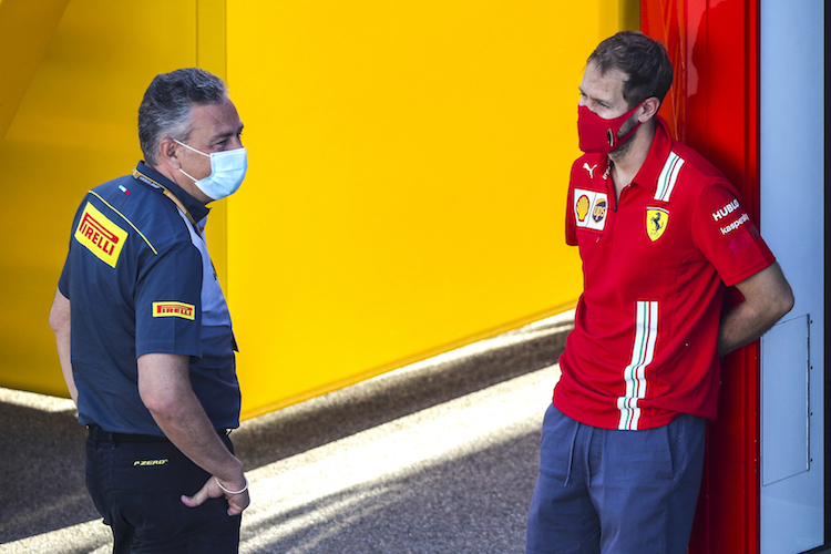 Pirelli-Rennchef Mario Isola mit Sebastian Vettel