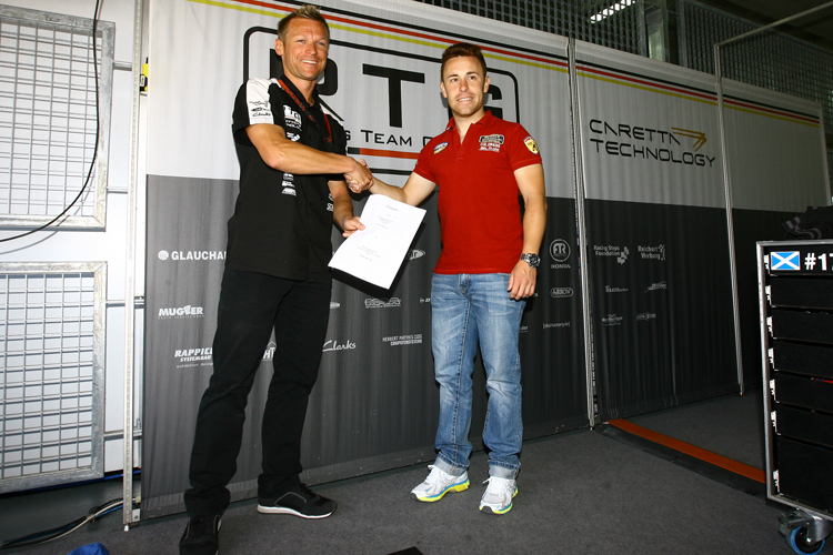 Teammanager Dirk Heidolf mit Neuzugang Efren Vazquez