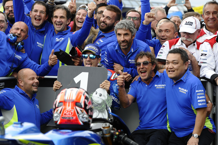 Riesige Freude im Team Suzuki Ecstar nach dem Triumph in Silverstone