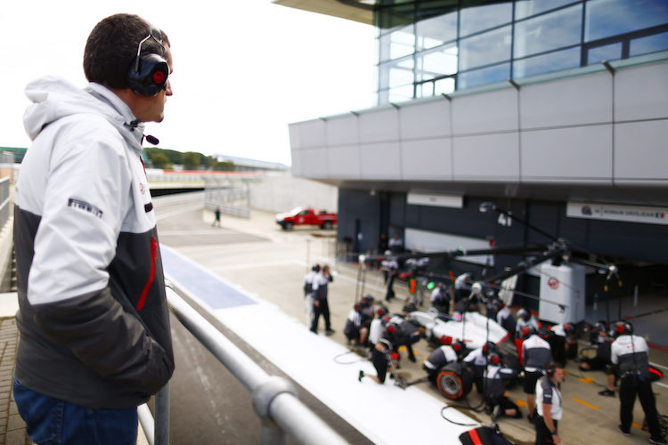 Günther Steiner beobachtet die Arbeit seiner Mannschaft