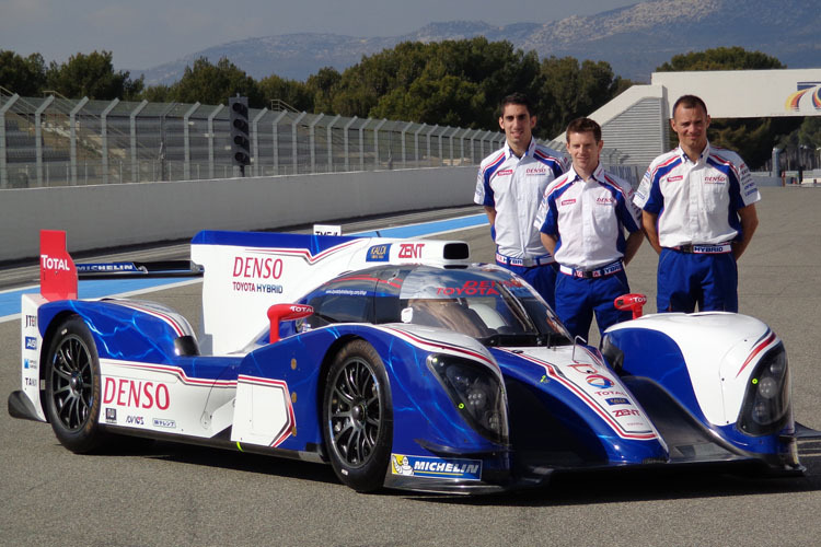 Sébastien Buemi mit seinen Teamkollegen Anthony Davidson und Stephane Sarrazin (v. li.)