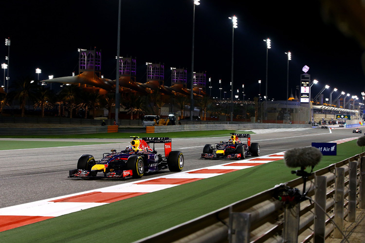 Sebstian Vettel (hinten) hat Daniel Ricciardo ziehen lassen