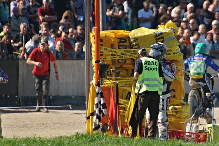 Bei Rennen ist die Startmaschine mit Strohballen gesichert