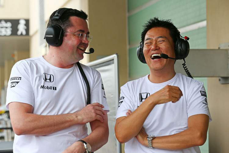 McLaren-Teamchef Eric Boullier mit Honda-Rennchef Yasuhisa Arai: Nicht alles ist betrüblich