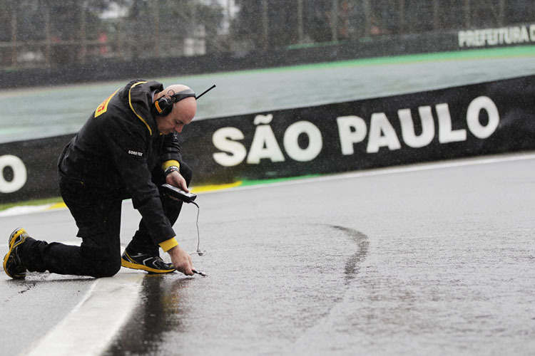 Auch bei diesem Wetter sammelten die Pirelli-Ingenieure fleissig Daten über die Streckenbedingungen