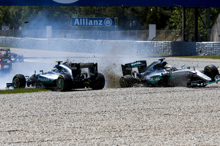 Erste Runde in Spanien: Die beiden Mercedes trudeln ins Aus