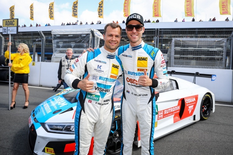 Die Champions des ADAC GT Masters 2019: Patric Niederhauer (li.) und Kelvin van der Linde