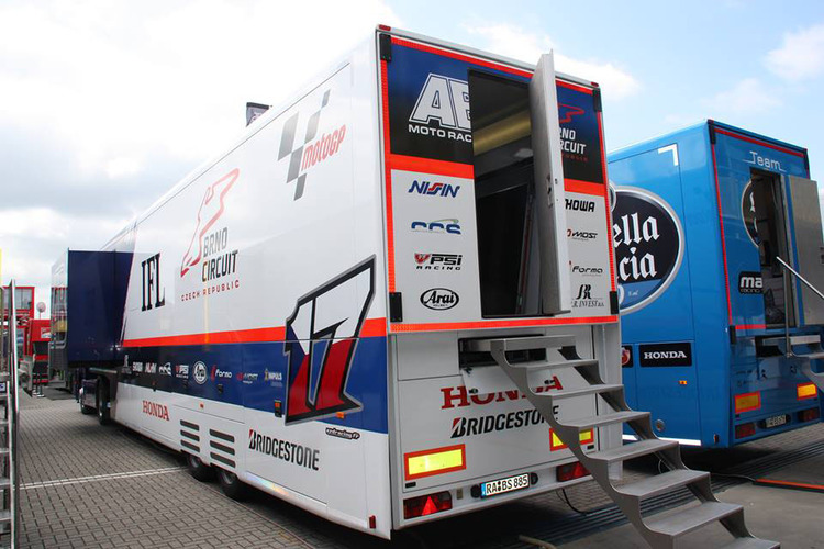 Paddock in Assen: Der AB Motoracing-Lkw steht in den Niederlanden...